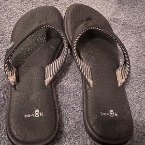 Black Sanuk sandals Size 7.5